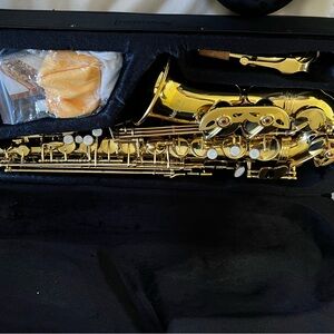 Barely used saxophone with beginner book